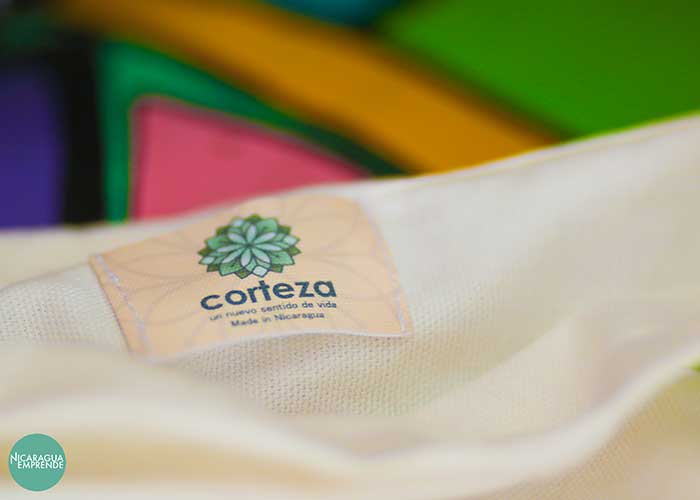 Corteza, la marca que convierte los desechos de tela en complementos únicos
