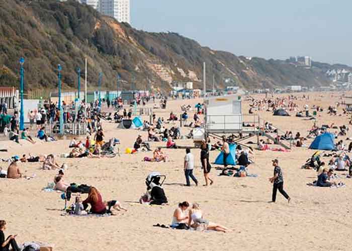 playa de Bournemouth es popular entre los turistas 