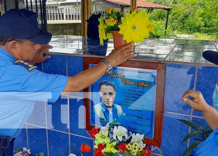 Ofrenda floral de la Policía Nacional en Río San Juan para caídos