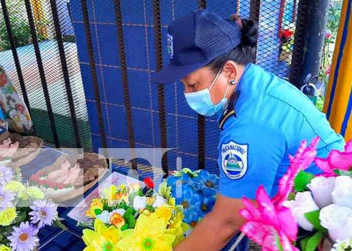 Ofrenda floral de la Policía Nacional en Río San Juan para caídos