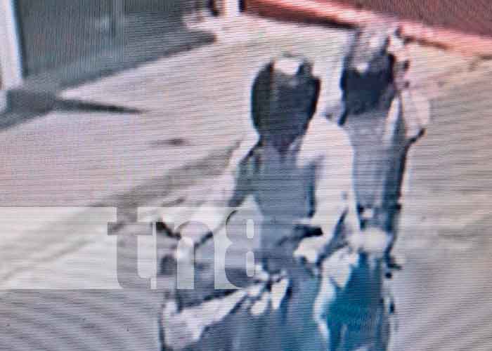 Delincuentes a punta de pistola roban motocicleta en la Colonia 10 de Junio