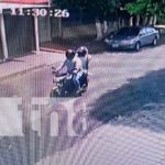 Delincuentes a punta de pistola roban motocicleta en la Colonia 10 de Junio