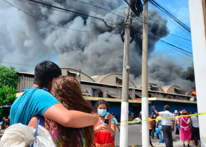 Voraz incendio consume el mercado municipal de la capital de El Salvador