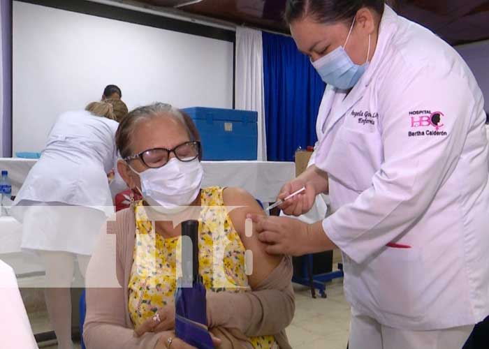 Jornada de aplicación de la vacuna contra el COVID-19 en Managua
