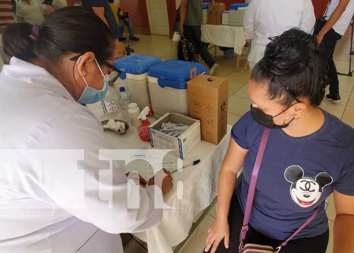 Aplicación de la vacuna AstraZeneca en Managua