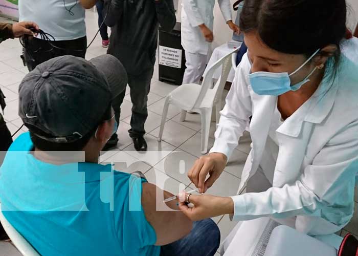 Población de Río Blanco acuden a vacunarse contra el COVID-19