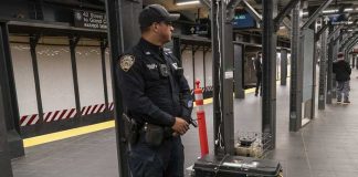 Policías sacan a empujones del metro a un hombre que les pidió usar tapabocas (VIDEO)