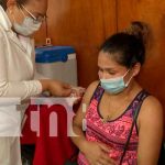 Mujeres embarazas se inmunizan contra el COVID-19 en Managua