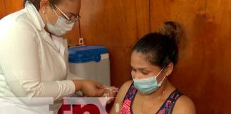 Mujeres embarazas se inmunizan contra el COVID-19 en Managua