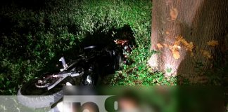 Motociclista pierde el control y se estrella contra un árbol en Juigalpa, Chontales