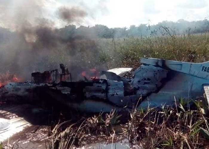 Seis funcionarios de salud muertos al estrellarse una avioneta militar en Bolivia.