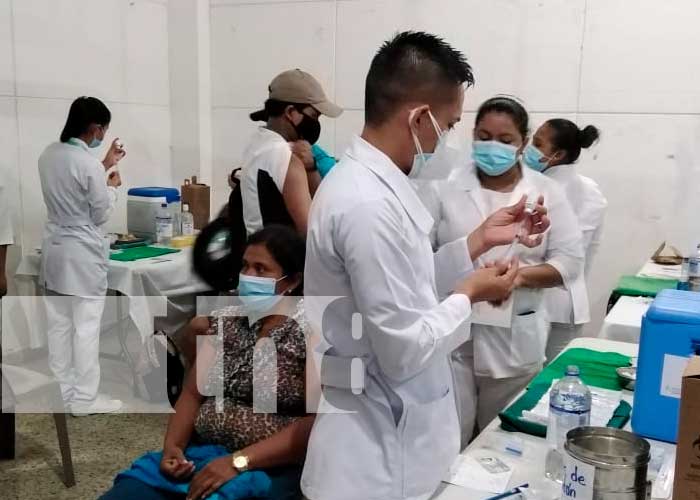 Familias de la Isla de Ometepe se inmunizan contra la COVID19