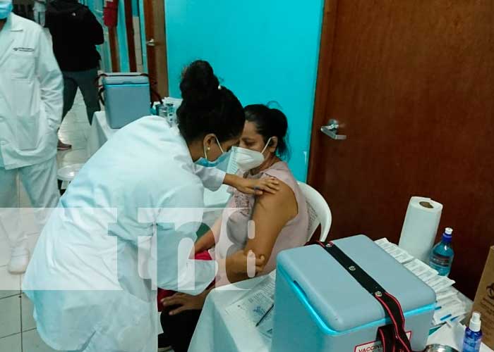 Población de Río Blanco acuden a vacunarse contra el COVID-19