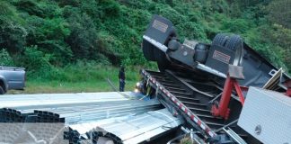 Rastra cargada de perlines quedo volcada en la Cuesta La Cucamonga, Estelí