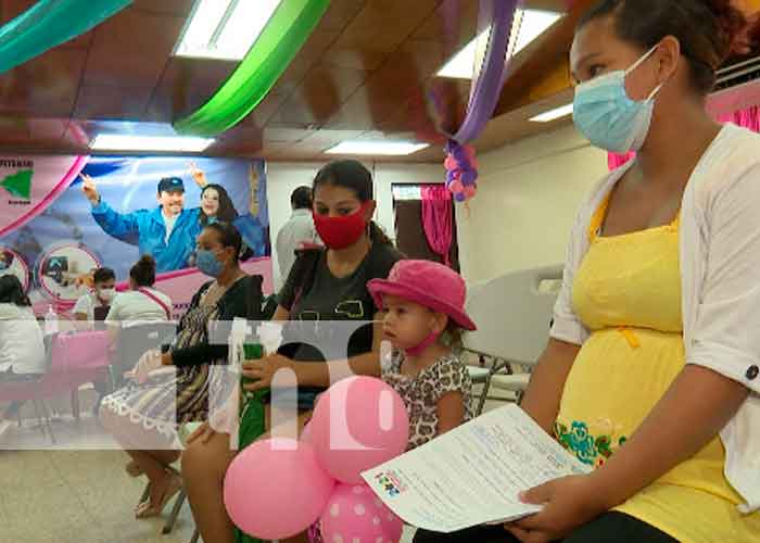 Mujeres embarazas se inmunizan contra el COVID-19 en Managua