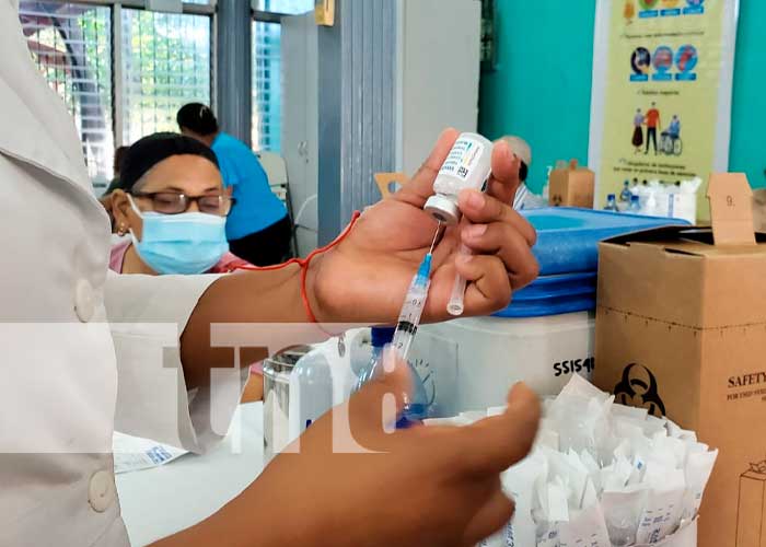 Con fluidez y tranquilidad avanza la aplicación de las vacunas AstraZeneca en Managua