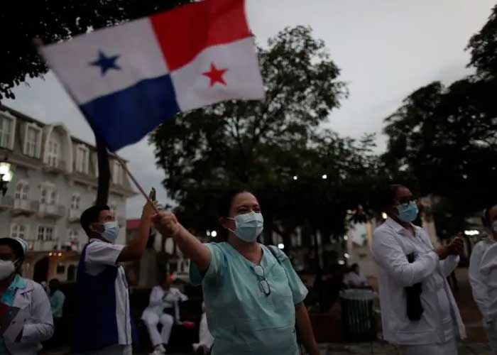 Enfermeras de Panamá exigen en una manifestación el cumplimiento de promesa salarial.