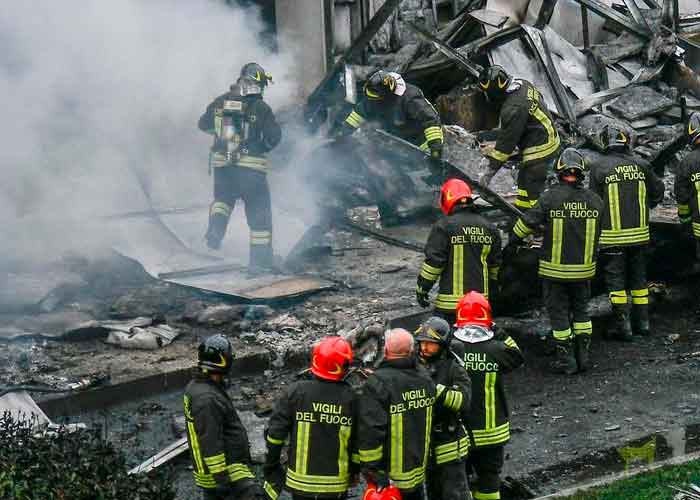 VIDEO: Mueren 8 personas al estrellarse un avión privado contra un edificio en Italia 