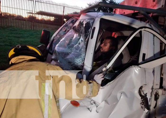 Conductor de camión queda prensado en violento accidente en Tipitapa