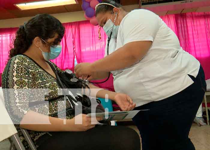 Mujeres embarazas se inmunizan contra el COVID-19 en Managua