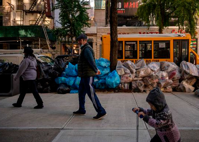 La basura se acumula en Nueva York en protesta contra certificado de vacunación