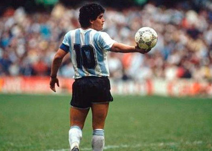 A 61 años del nacimiento de Maradona, el astro del fútbol