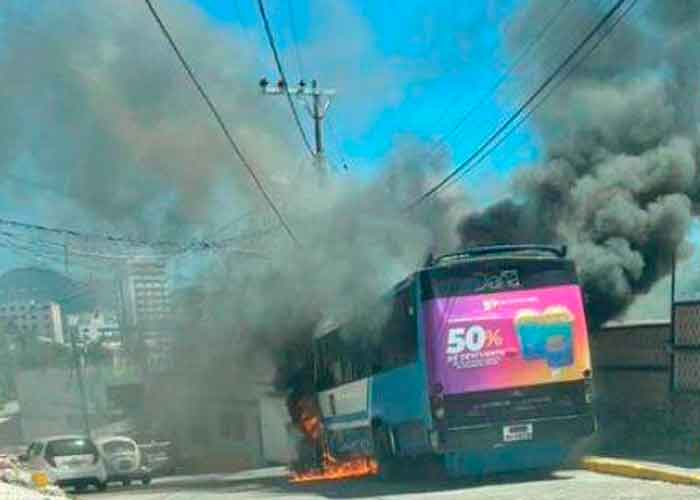 Supuestos sicarios quemaron camión de pasajeros en Acapulco