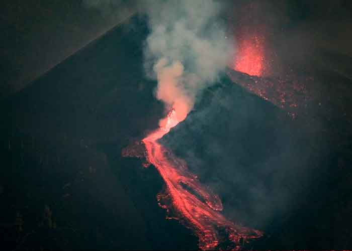Se derrumba parte del cono principal del volcán de La Palma