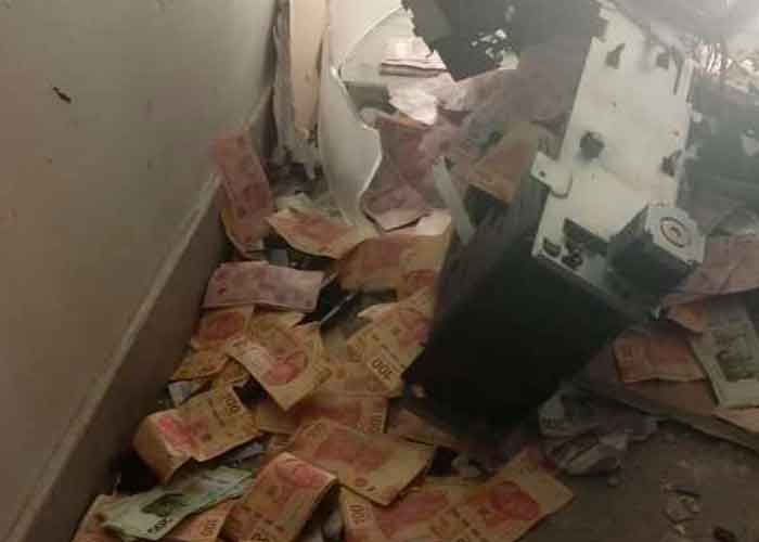 ¿Lluvia de billetes? Delincuentes explotan cajero automático en México