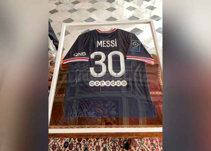 primer ministro francés, regaló  al papa una camiseta firmada por el astro argentino Lionel Messi con su nuevo equipo.
