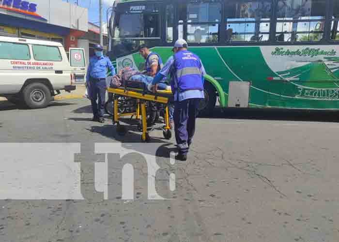 Motociclista lesionado al impactar contra un bus en el B. 14 de septiembre