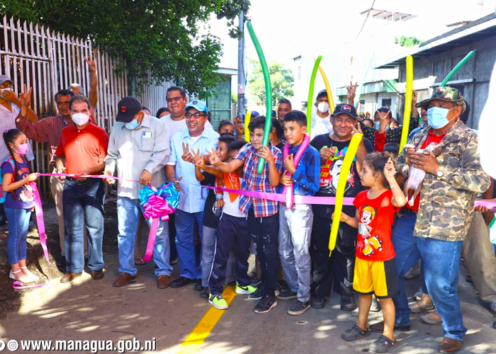 Pobladores se reúnen para inauguracion de calles asfaltadas
