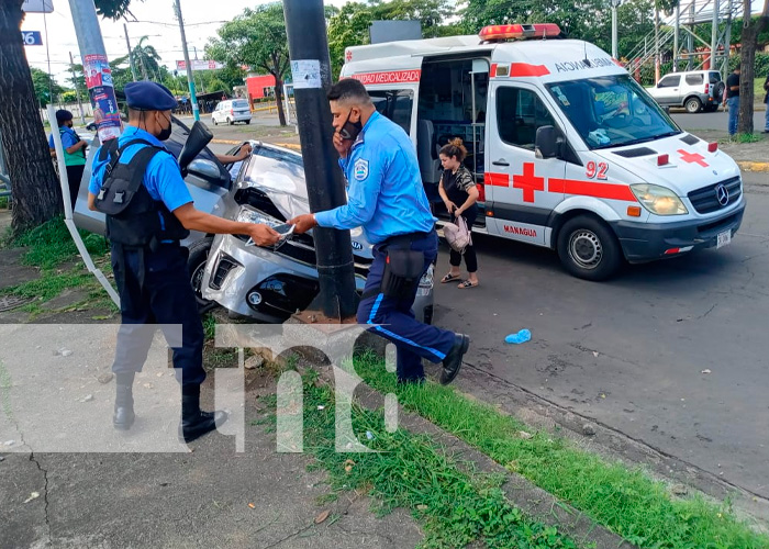 Hermanas lesionadas al colisionar vehículo con un poste metálico en Managua