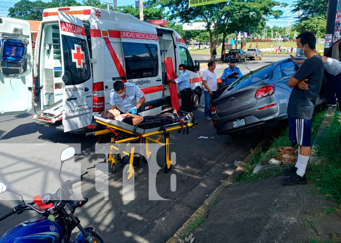 Hermanas lesionadas al colisionar vehículo con un poste metálico en Managua