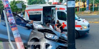 Hermanas lesionadas al colisionar vehículo con un poste metálico en Managua