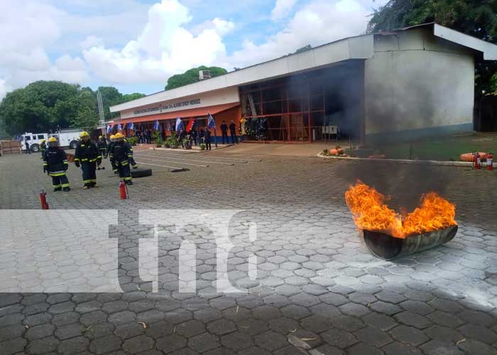 Ejercicio demostrativo de bomberas en curso en Nicaragua