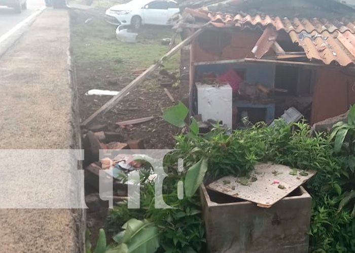 "Carro volador" deja la cocina de una vivienda destruida en Managua