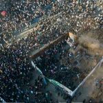 Masiva marcha por los dos años del estallido social dejó dos muertos en Chile