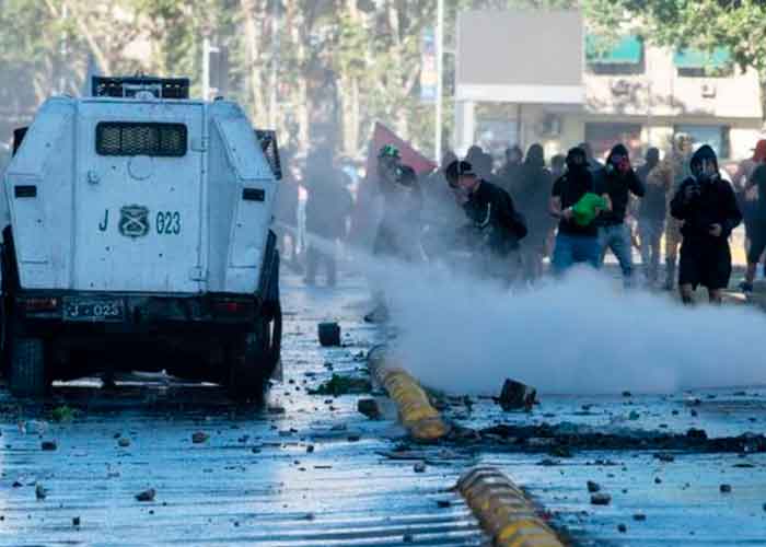 Masiva marcha por los dos años del estallido social dejó dos muertos en Chile