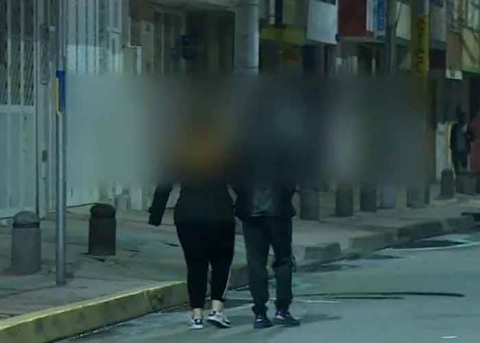 ¿Ritual satanico? Personas que caminan hacia atrás causan temor en Bogotá