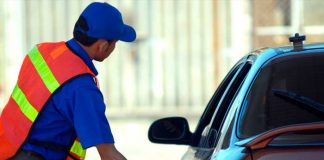 Hombre trabajando en una gasolinera despachando combustible