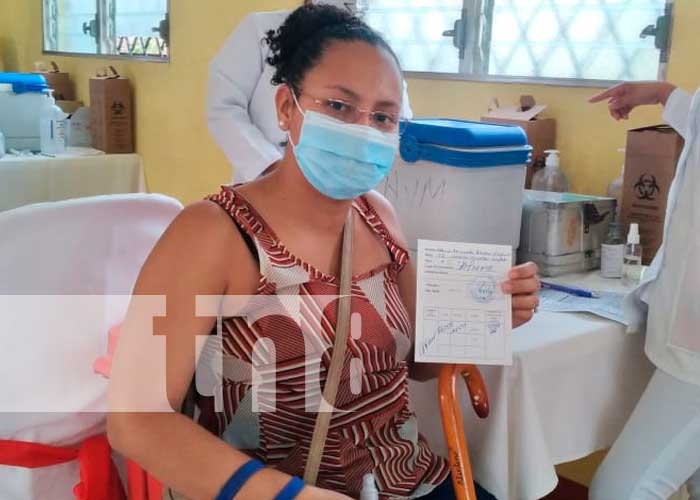Mujeres granadinas reciben vacuna de inmunización contra el COVID-19