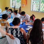 Mujeres granadinas reciben vacuna de inmunización contra el COVID-19