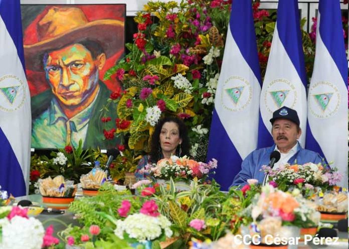 Presidente Daniel Ortega y la Vicepresidenta Rosario Murillo, brindando un mensaje de paz 