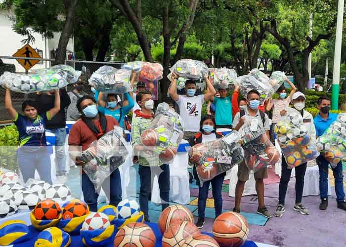 Entrega de uniformes y materiales deportivos para jóvenes en Managua