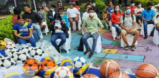 Entrega de uniformes y materiales deportivos para jóvenes en Managua