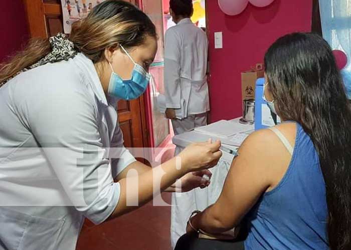 Aplican vacuna contra el COVID-19 a embarazadas en Río San Juan