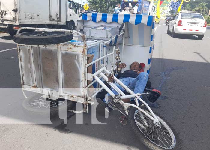 Se poncha triciclo de eskimos y vendedor sufre lesiones en Managua