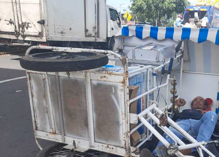 Se poncha triciclo de eskimos y vendedor sufre lesiones en Managua