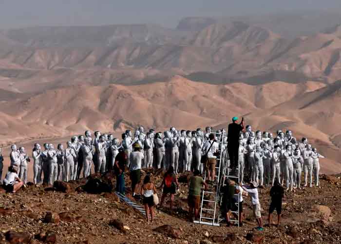 300 personas posan desnudas y pintadas de blanco para salvar el mar Muerto